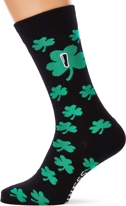 These Guinness Shamrock Socks feature a pattern of green shamrocks adorned with a small white symbol, making them ideal for any fan of Guinness.