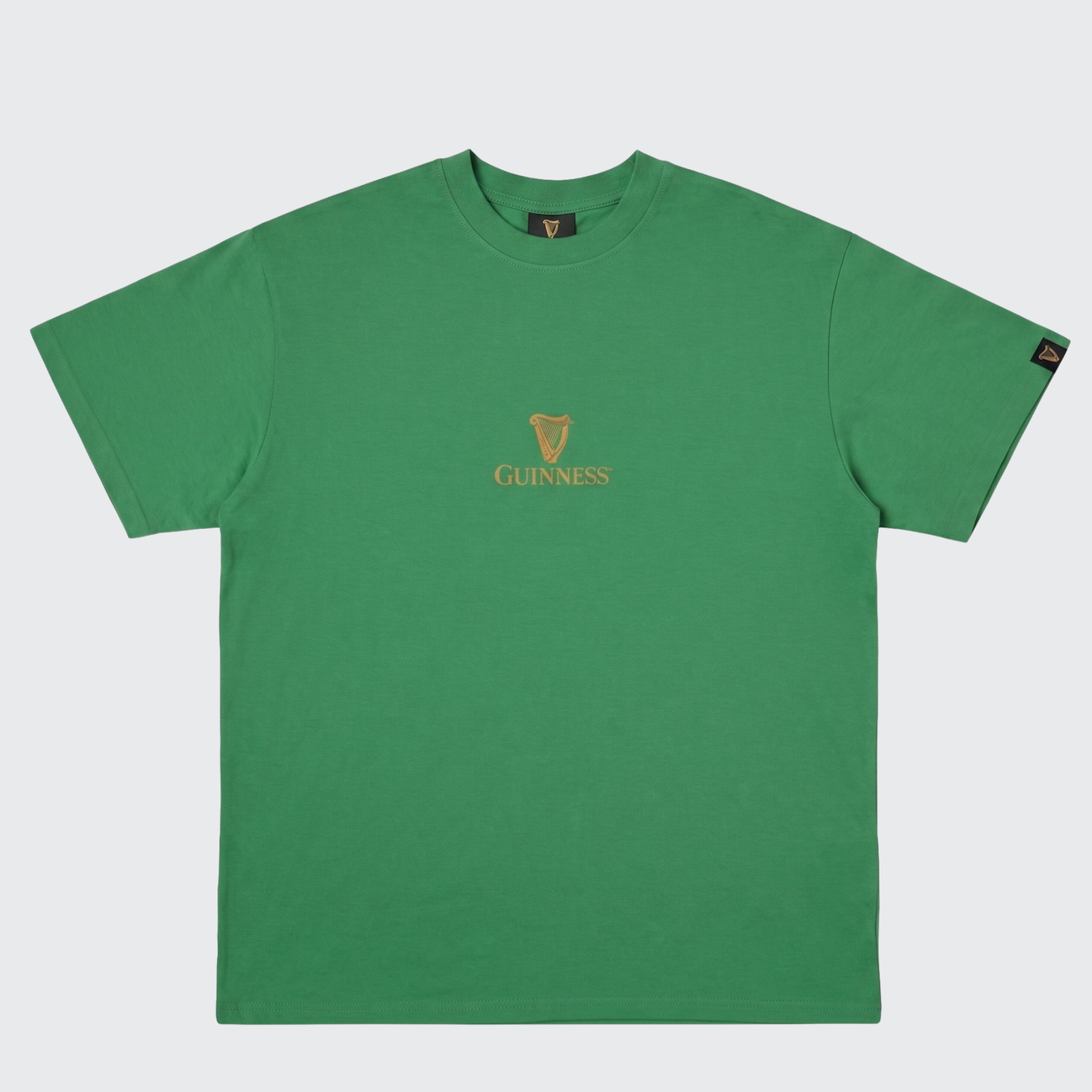 The Guinness Gilroy Toucan Tee – Green from Guinness Webstore US is a short-sleeve boxy tee featuring the iconic Guinness logo and gold harp emblem centered on the chest, inspired by the classic Gilroy collection.