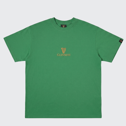 The Guinness Gilroy Toucan Tee – Green from Guinness Webstore US is a short-sleeve boxy tee featuring the iconic Guinness logo and gold harp emblem centered on the chest, inspired by the classic Gilroy collection.